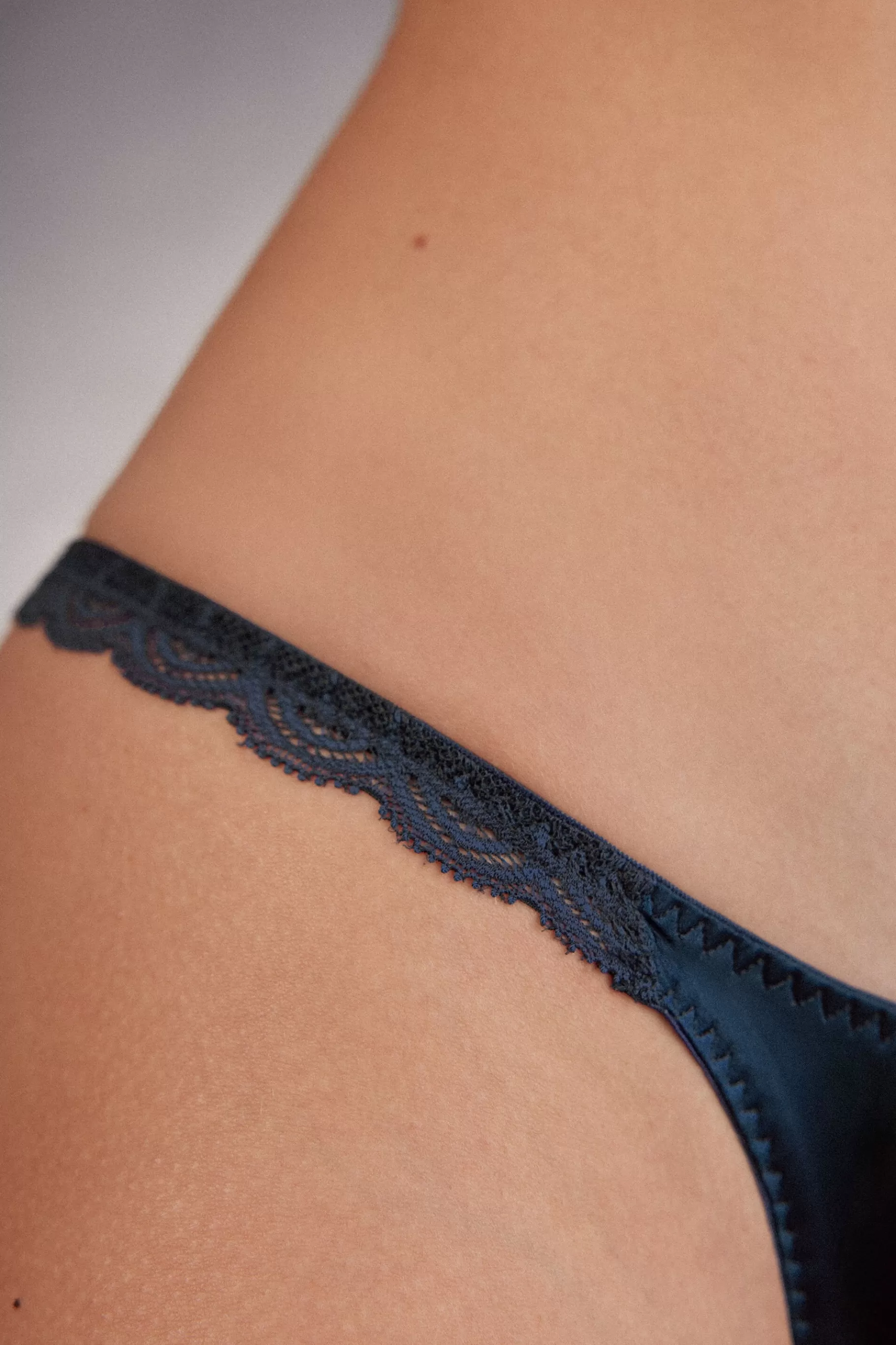 Intimissimi String^G-string i spets och siden
