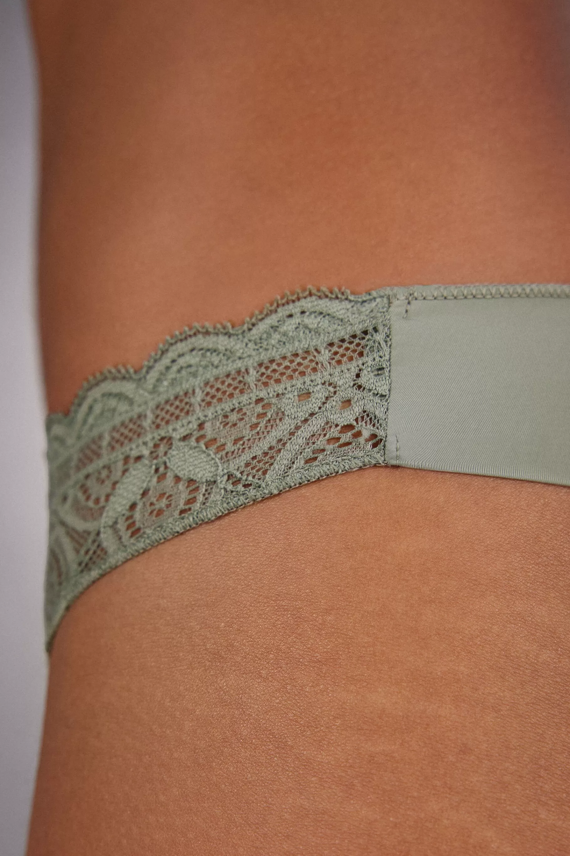 Intimissimi Brazilian^Lace and Microfibre Brazilian trosor