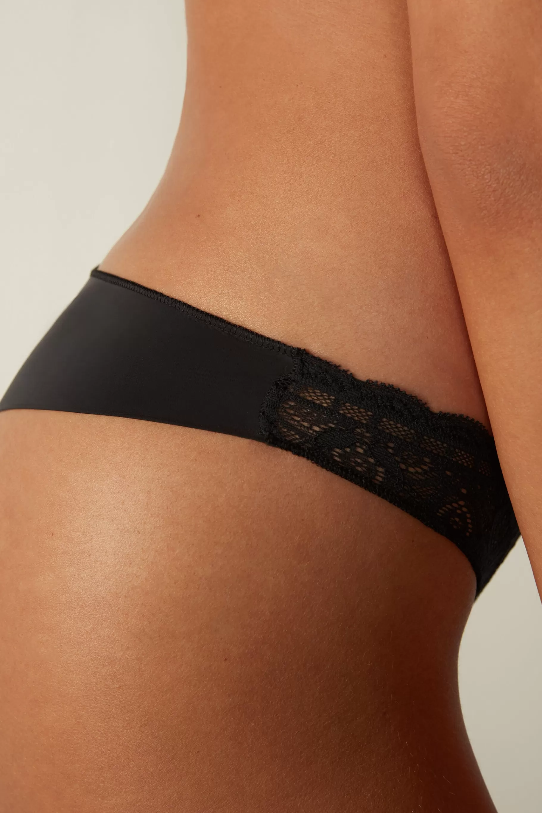 Intimissimi Brazilian^Lace and Microfibre Brazilian trosor
