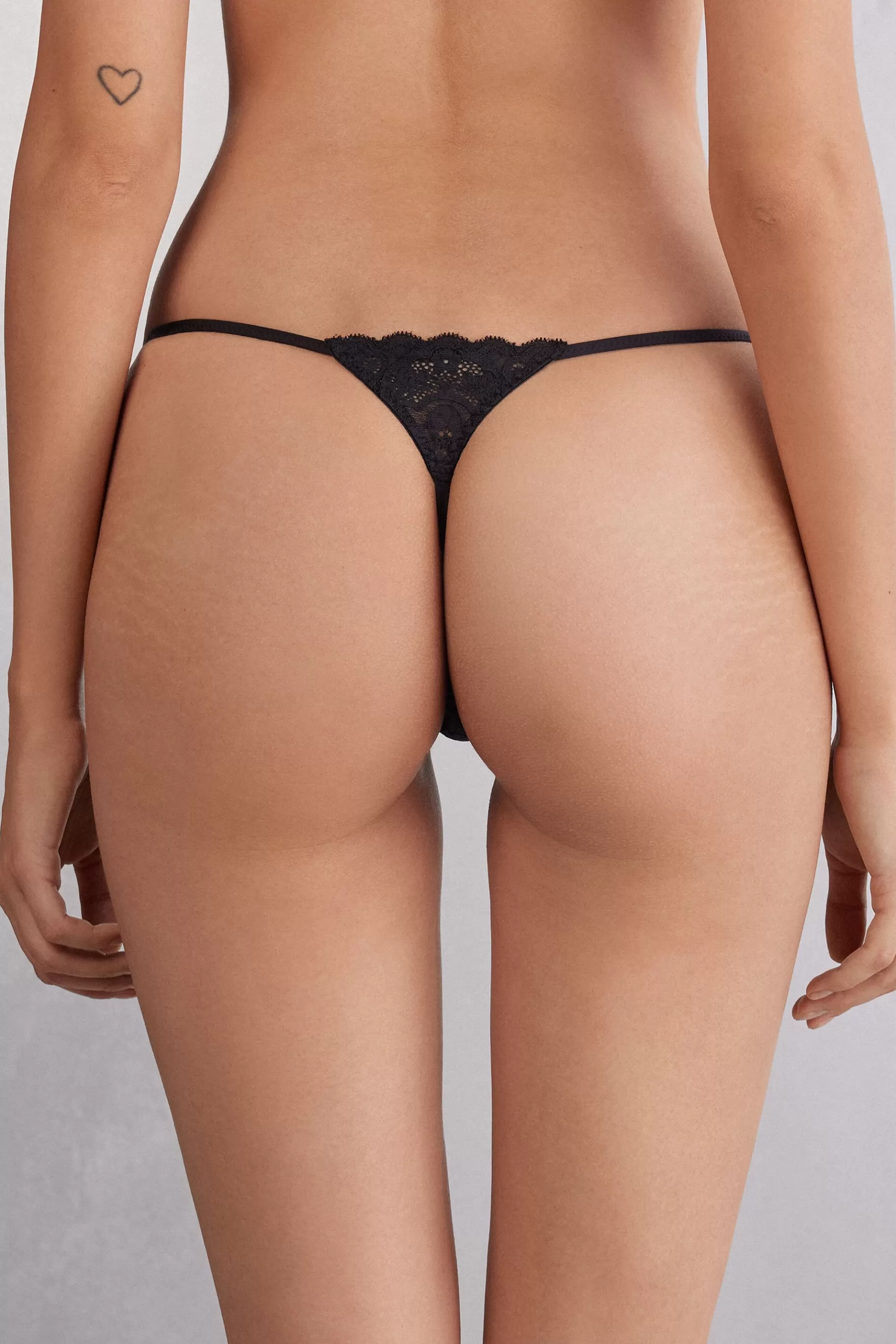 Intimissimi String^Stringtrosor i hipstermodell i spets