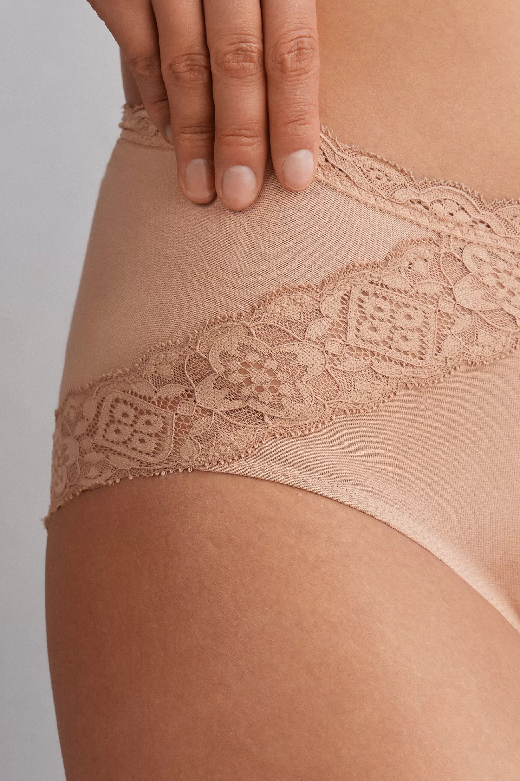 Intimissimi Trosor^Trosor med mellanhög midja i bomull och spets