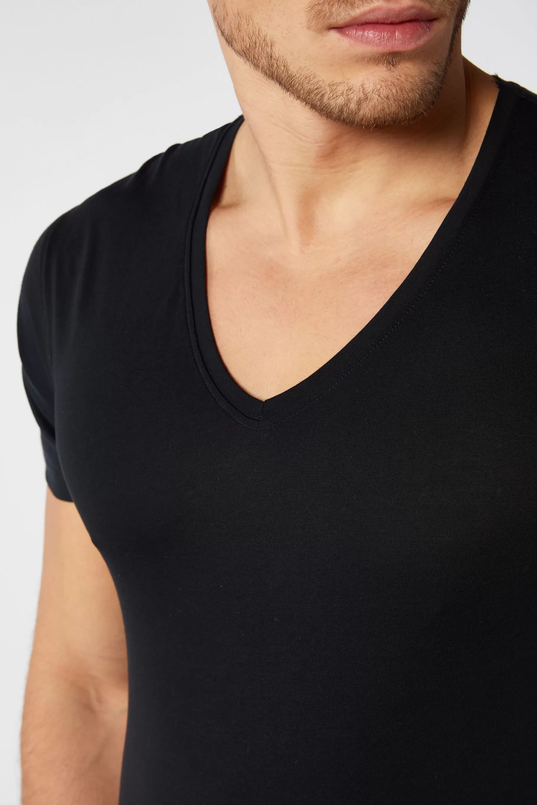 Intimissimi T-shirt / Polo^T-shirt med V-ringad hals i extra fin Superior-bomull