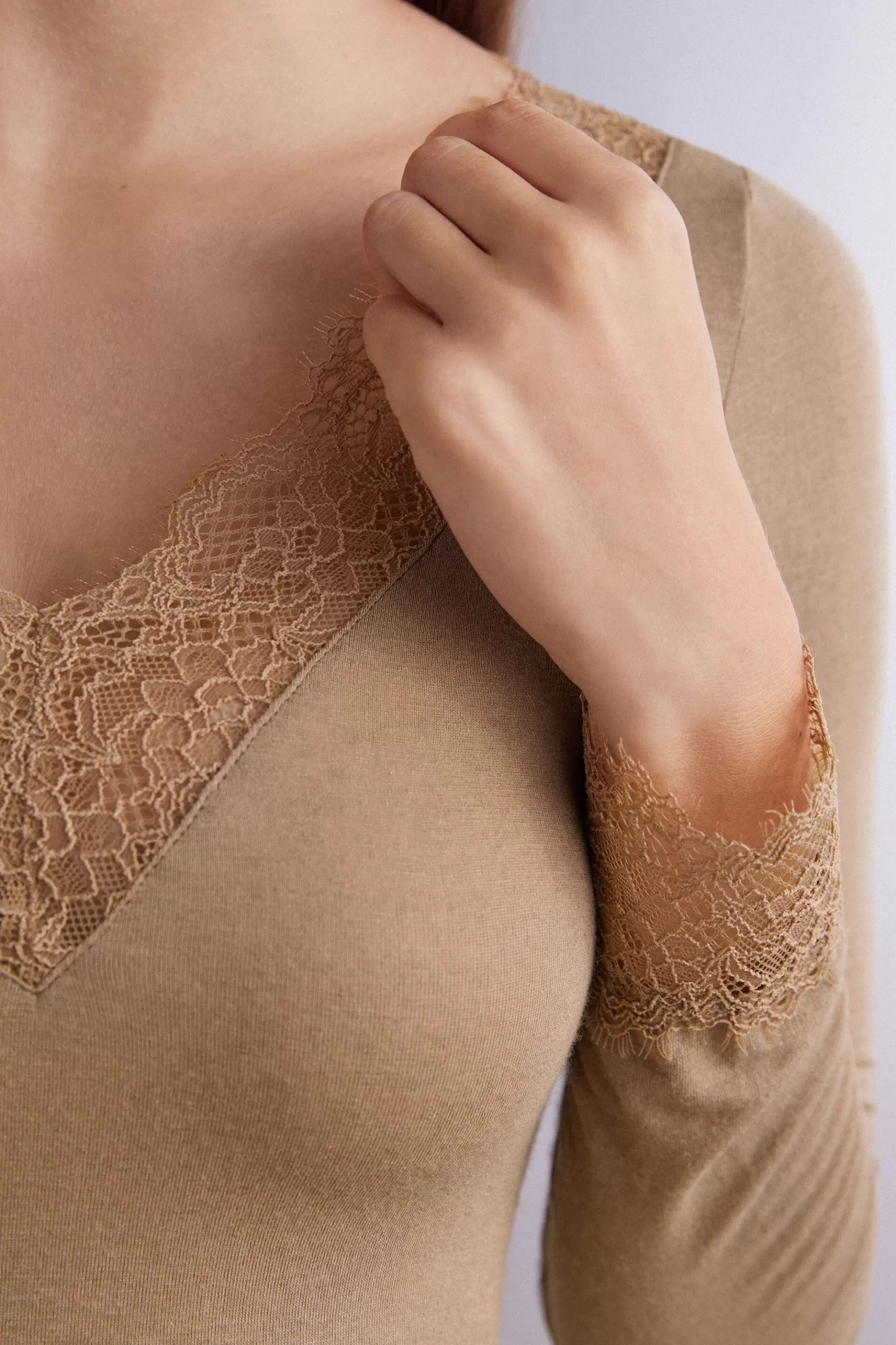 Intimissimi Långärmat^Ultralight lång blus i modalkashmir och spets
